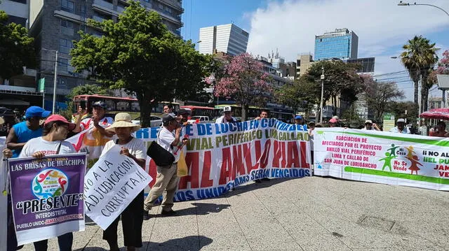 Vecinos protestan durante la adjudicación del Anillo Vial Periférico. Foto: Johany Gonzales   
