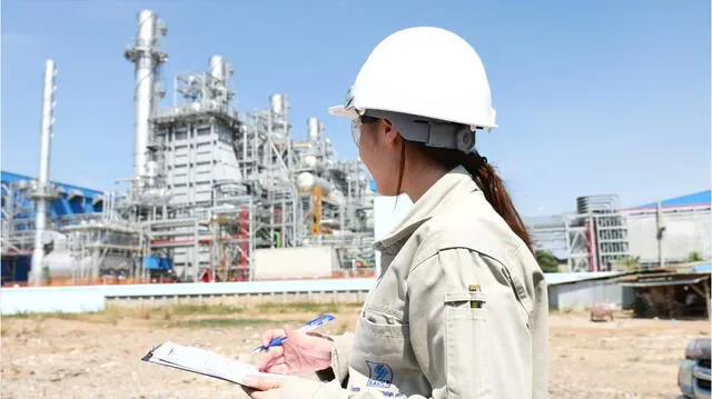 La ingeniería de petróleo se enfoca en la exploración, extracción y producción de petróleo y gas natural, así como en el diseño y mantenimiento de equipos y procesos relacionados con la industria energética. Foto: CareerOneStop   
