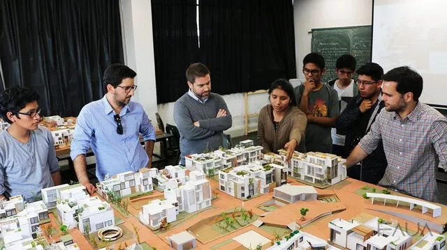 Alumnos de la carrera de Arquitectura en la UNI exponiendo sus maquetas. Foto: Facebook FAUA UNI   