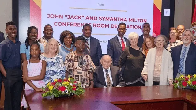 John L. Milton celebra su ceremonia de graduación en la Universidad de Maryland Global Campus. Foto: UMGC   