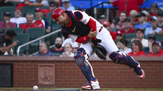 Willson Contreras sufrió un duro golpe tras el swing de J.D. Martínez. Foto: Jeff Curry-USA TODAY Sports   