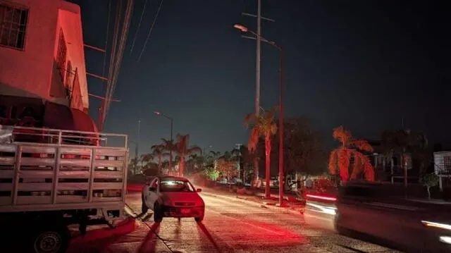 Miles de calles quedaron a oscuras en México. Foto: X   