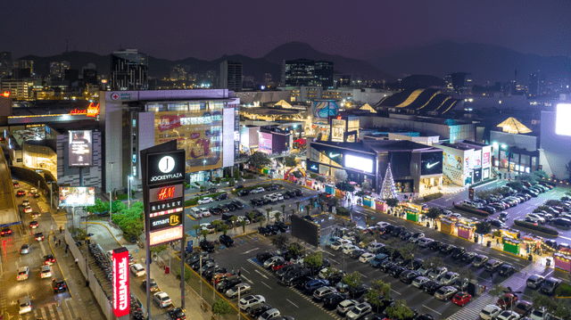 Así luce Jockey Plaza de noche. Foto: Perú Retail   