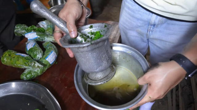 El peruano se adaptó a todos los utensilios que encontró en la cocina de la familia sudanesa. Foto: Pasaje en Mano/Youtube   