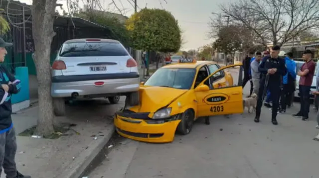 El taxi terminó bajo un auto que se encontraba estacionado en la calle. Foto: El Doce.    