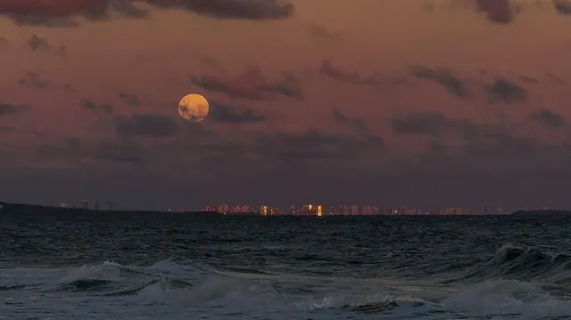  La Luna, al estar cerca del horizonte, puede aparecer con un tono más cálido, como rosado, rojizo o incluso anaranjado. Foto:X   