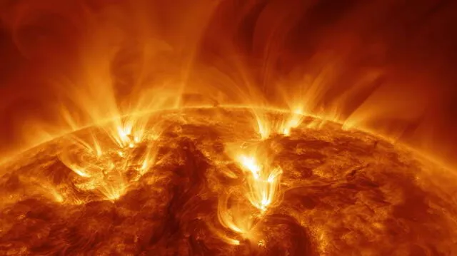 En su núcleo, el Sol fusiona alrededor de 620 millones de toneladas de hidrógeno en helio cada segundo. Foto: NASA   