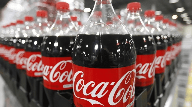 Coca-Cola tiene un sabor dulce y carbonatado, con notas de vainilla, canela, y un toque cítrico. Foto: Freepik   