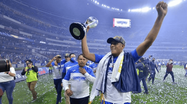 Luis Romo celebra con el trofeo de la Liga MX con Cruz Azul. Foto: IMAGO7   