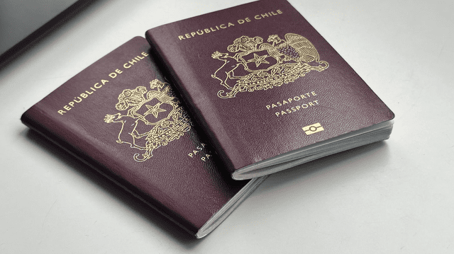 El pasaporte es un documento que certifica la nacionalidad de una persona y le otorga derechos y obligaciones a nivel internacional. Foto: Forbes Chile   