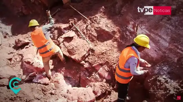  Extracción manual de la sal rosada. Foto: captura de pantalla/TV Perú/YouTube   