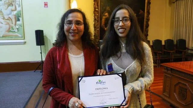  Valerie junto a su mamá, en un evento de la Municipalidad de Miraflores. Foto: Municipalidad de Miraflores   