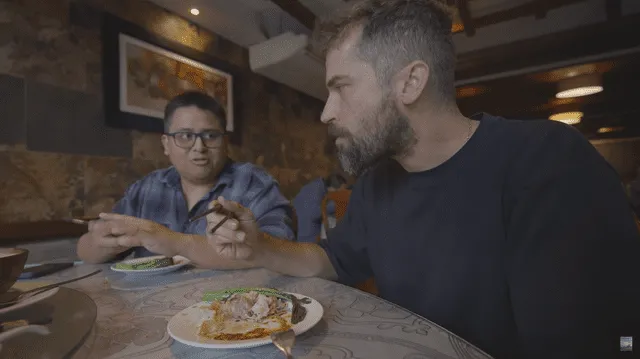  Alexander y Luciano asombrados de la comida oriental. Foto: captura de pantalla/Viaja y prueba/YouTube   