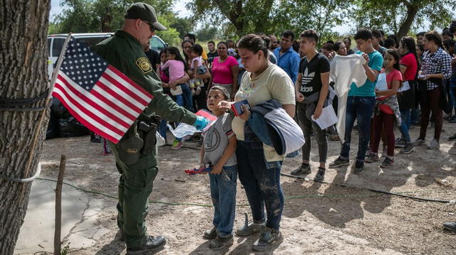 Miles de migrantes intentan ingresar todos los años a Estados Unidos. Foto: Univision   