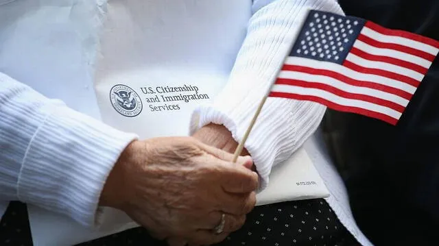  Debes cumplir una serie de requisitos para poder tramitar la ciudadanía americana. Foto: Miami Herald.   