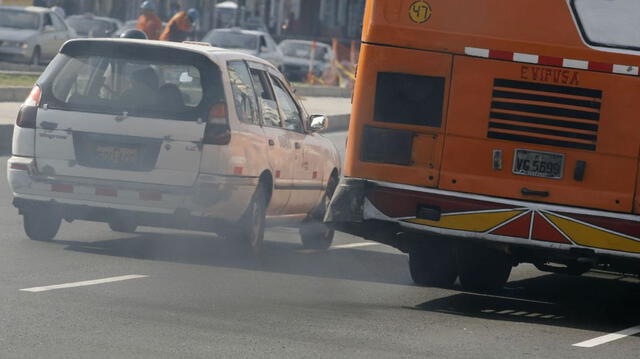  La combustión de los vehículos con motor es una de las principales causas de contaminación. Foto: Andina.   