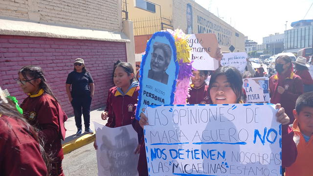 Escolares rechazaron opiniones de congresista María Agüero. Foto: Wilder Pari/La República    