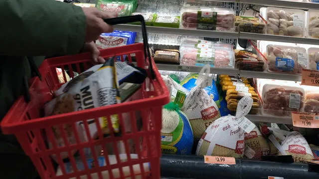  Los beneficios SNAP se ajustan periódicamente para reflejar los cambios en los costos de los alimentos. Foto: Univisión   