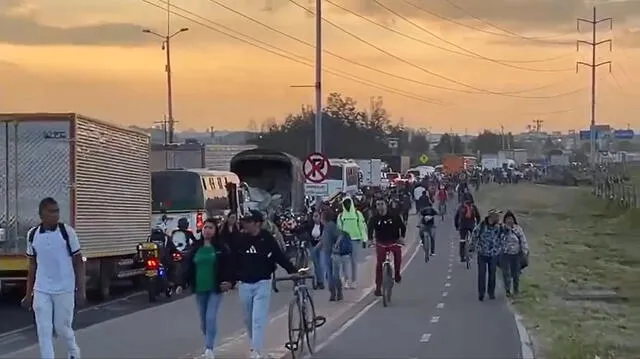 Los ciudadanos han tenido que caminar hacia sus destinos por el paro.&nbsp;Foto: RCN   