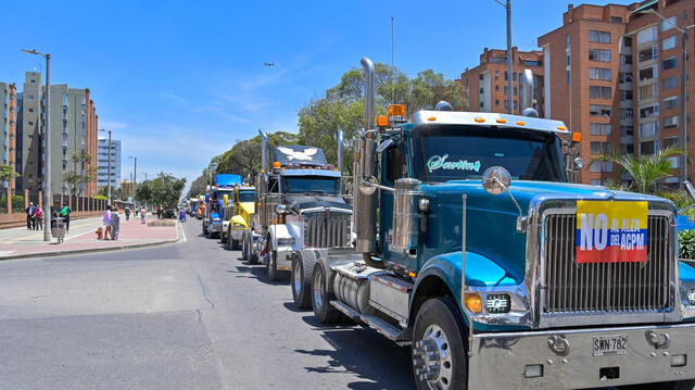  Los camioneros argumentan que el aumento del combustible afecta directamente a su economía y a sus ingresos. Foto: Revita Alternativa   