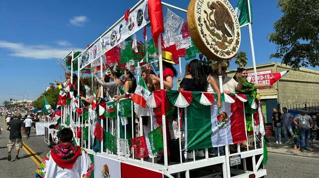  Los desfiles, los puestos de comida y las presentaciones artísticas son parte esencial de las festividades. Foto: Telemundo    