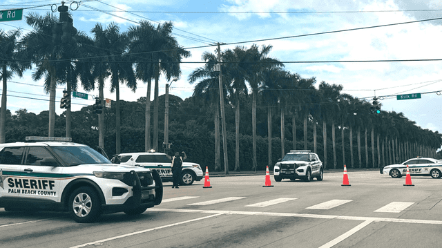 Efectivos policiales cerraron las carreteras aledañas al Trump International Golf Club. Foto: Sky News   