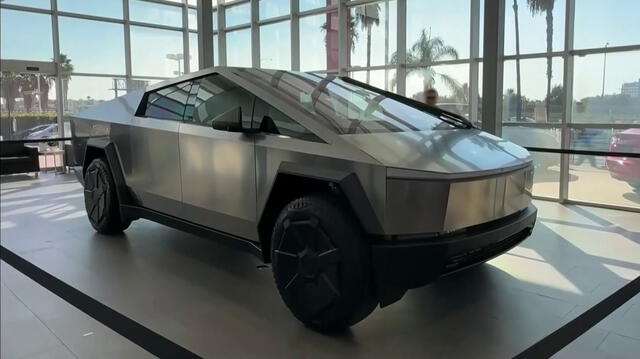  Como todos los vehículos Tesla, el Cybertruck funciona completamente con electricidad, lo que lo convierte en una opción más sostenible para el medio ambiente. Foto: Telemundo   