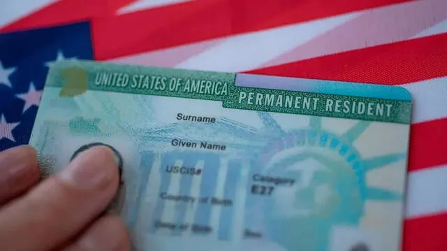  Los beneficios de tener una green card incluyen la posibilidad de traer a familiares, acceder a ciertos programas gubernamentales y, eventualmente, solicitar la ciudadanía. Foto: Univisión    