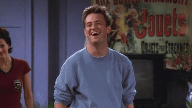 El suéter azul de Chandler Bing es otro de los artículos icónicos subastados. Foto: Sensacine.   