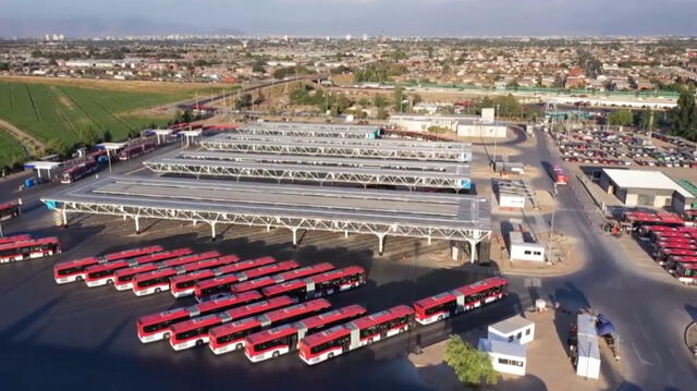 Chile tiene la terminal de transporte público eléctrico más grande de América Latina, denominada 'El Conquistador', ubicada en Santiago. Foto: @JCJobet/X.   