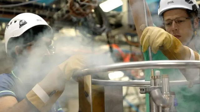  Ingenieros de la CERN añaden helio líquido al sistema para mantener la antimateria a menos 270 grados celcius, la temperatura más fría posible cerca del cero absoluto. Foto: BBC   