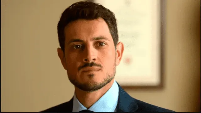 Stefano Vasari es el hijo mayor de Gabriella y desconfiaría del joven novio de su madre. Foto: Netflix.   