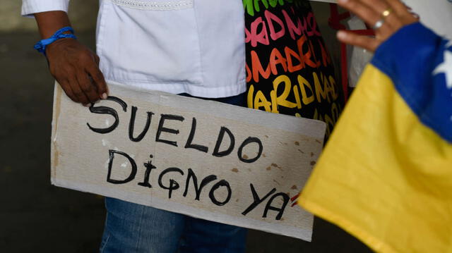 A pesar de la disminución del costo de la canasta alimentaria en algunos meses, los trabajadores continúan exigiendo un aumento del salario mínimo para poder sobrevivir en un entorno de altos costos. Foto: AFP   