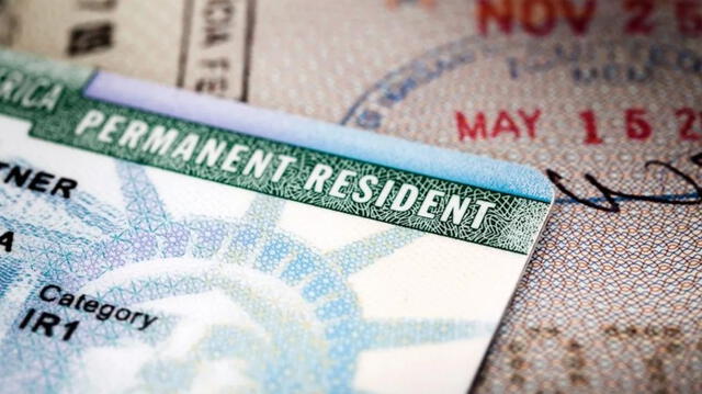  Obtener una green card es el sueño de muchos inmigrantes, ya que les permite acceder a una amplia gama de beneficios, como la reunificación familiar y la posibilidad de solicitar la ciudadanía estadounidense. Foto: CNN   