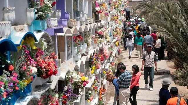 En el Día de Todos los Santos se asiste cementerio para visitar a los seres queridos. Foto: Andina.   