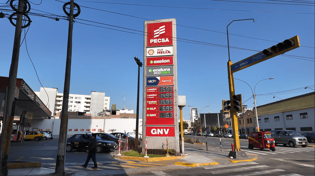  Según el youtuber venezolano, la gasolina en Perú es mucho más cara que la de Estados Unidos o de otros países de la región. Foto: Oswarditox y Papá Pituco.   