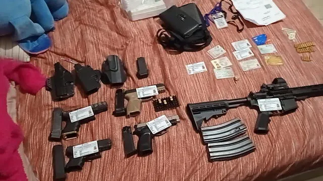  La Policía Nacional incautó armas de corto y largo alcance de la presunta banda criminal. Foto: PNP    