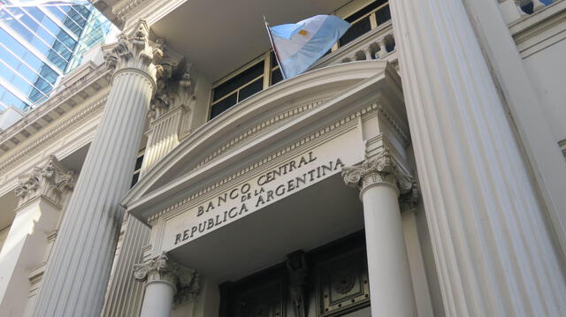 En octubre de 2024, la TNA para depósitos a plazo fijo en Argentina varía entre el 33% y el 42%, según el banco elegido. Foto: EFE   