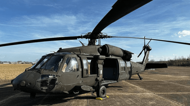  El UH-60 Black Hawk, destaca por su capacidad operativa en terrenos difíciles, velocidad de 280 km/h y su versatilidad para misiones de combate. Foto: NeoNoticias   