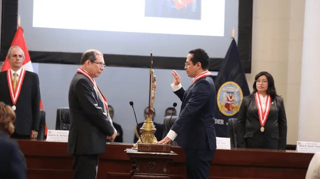 Roberto Burneo juró como nuevo presidente del JNE frente a Javier Arévalo. Foto: difusión   