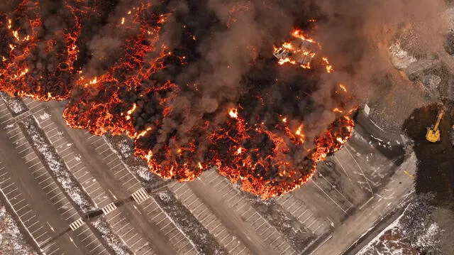 Las imágenes aéreas de Ragnar Visage muestran cómo la erupción volcánica ha consumido parte de las instalaciones de la Laguna Azul. Foto: RÚV Ragnar   