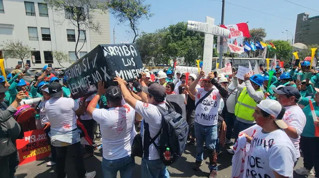  Mineros realizan protestas en las afueras del Congreso a fin de que sus pedidos sean escuchados y se amplíe la fecha límite para la inscripción en el REINFO. Foto: Fiorella Alvarado    