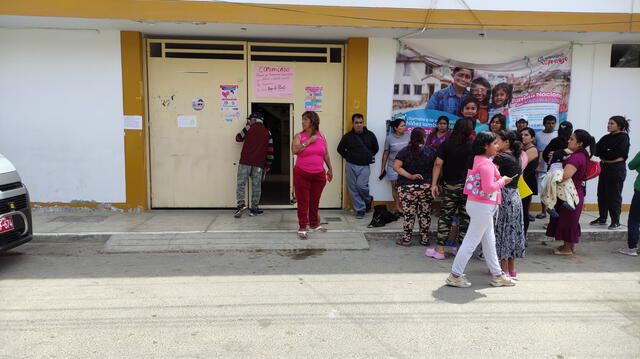 Personal docente trató de auxiliar al menor que lamentablemente falleció. Foto: Emmanuel Moreno/La República    