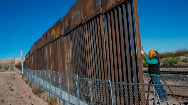  La efectividad del muro fronterizo en cuanto a detener el flujo migratorio y el crimen organizado ha sido ampliamente discutida y cuestionada por expertos. Foto: La Vanguardia   