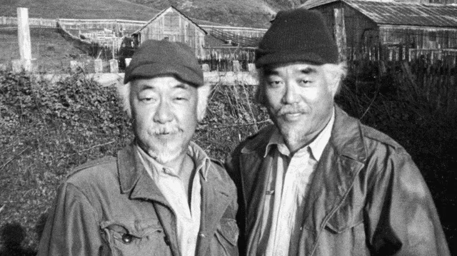 Pat Morita (Izquierda) al costado de Fumio Demura en el set de Karate Kid, Foto: Britannia.    