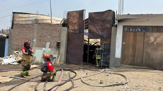 Incendio se produjo en almacén de SJL. Foto: Grecia Infante/La República   