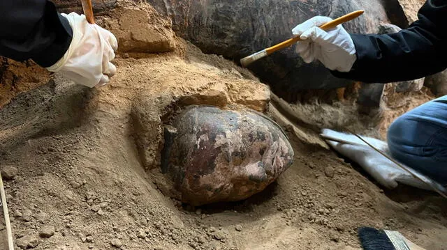 Arqueólogos han descubierto en el pozo número 2 del mausoleo de Qin Shi Huang, en China, una rara estatua de un alto oficial militar. Foto: Li Dajie   