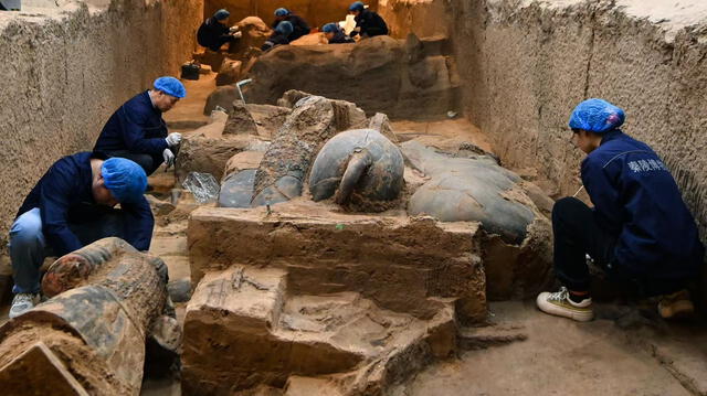 La estatua, identificada como un comandante de alto rango por su ubicación y los patrones decorativos de su armadura, fue hallada por un equipo de arqueólogos liderado por Zhu Sihong. Foto: Li Dajie   