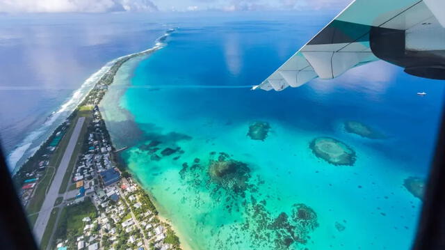  El punto más elevado de Tuvalu apenas alcanza los 4,5 metros sobre el nivel del mar, lo que lo hace vulnerable a las proyecciones de aumento del nivel de los océanos. Foto: 20 Minutos<br>    