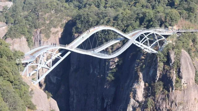 Antes de su apertura, el Puente Ruyi fue sometido a rigurosas pruebas para garantizar su resistencia ante factores como el viento y el peso de los visitantes. Foto: China Diary   